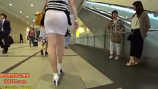 超级偷拍，日本街道近距离，白色折裙红内裤，三点不露最性感
