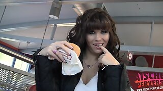 Freundin will im Fast Food Restaurant blasen und frisst Sperma vom Burger - Aische Pervers