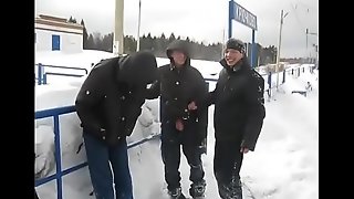 Monstrando os bagos na neve