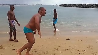 Mestre maludo de sunga treinando na praia