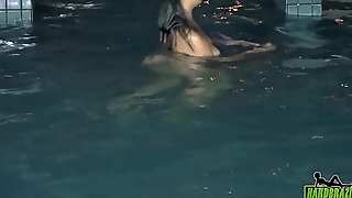 Jeniffer Matrix nadando pelada na hell-hole